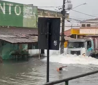 homem-nadando-atropelado