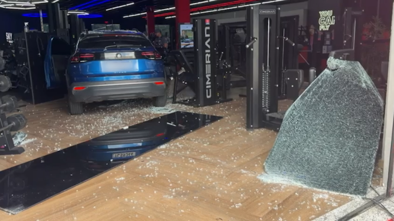 Carro atravessa janela de vidro e invade academia no centro de Campinas