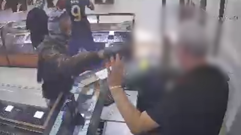 Bandidos invadem e roubam joalheria em Indaiatuba