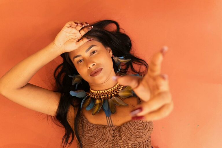Kaê Guajajara, um dos principais nomes da arte originária brasileira, no show “Acústico”