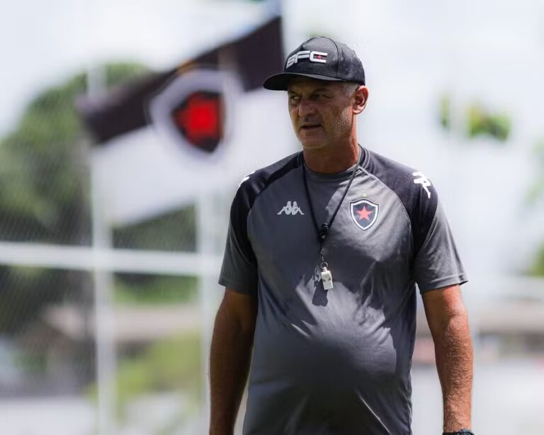 Botafogo-PB anuncia saída do técnico Lisca após derrota na Série C