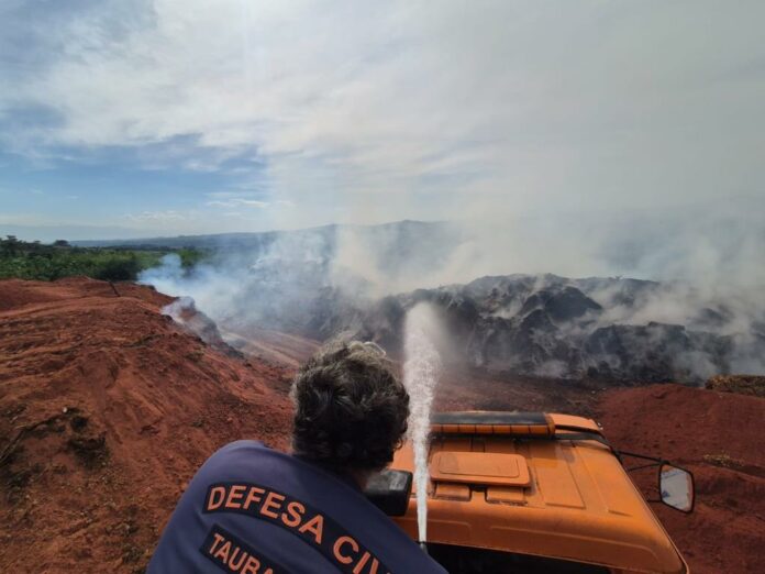 Incêndio atinge aterro municipal e mobiliza Defesa Civil em Taubaté