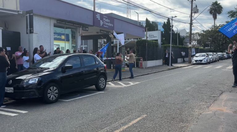Funcionários em greve fazem protesto em frente a Hospital em Campinas