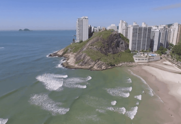 Corpo de jovem que se afogou no mar ao tentar resgatar amiga é encontrado no Guarujá