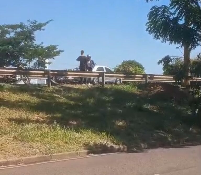 Motociclista morre ao bater na traseira de caminhão na SP-300