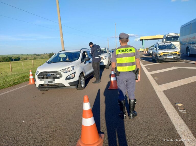 Operação fiscaliza 2.751 condutores na SP-300 e autua 41 por infrações
