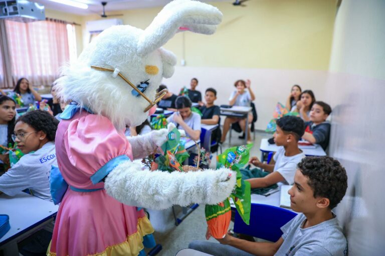 Prefeitura realiza entrega de ovos de Páscoa para alunos da rede municipal