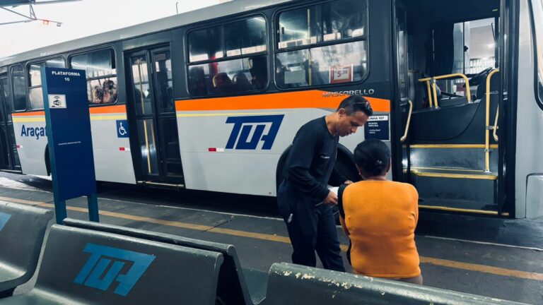 Mais ônibus nos horários de pico e ar-condicionado: usuários do transporte coletivo de Araçatuba listam prioridades