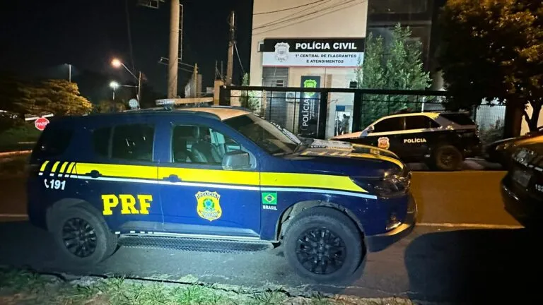 Motorista é preso após passar em zigue-zague em frente à base da PRF, na BR-153