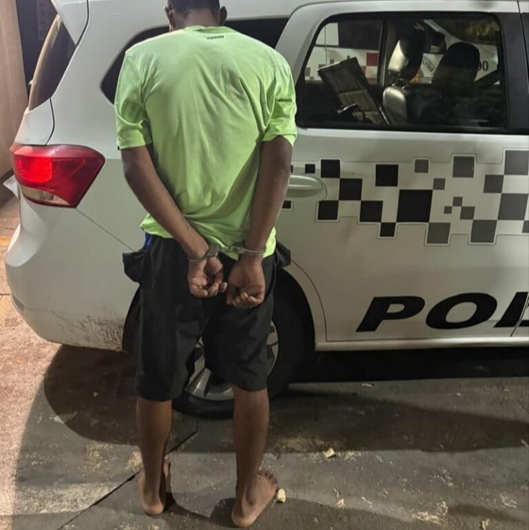 Suspeito de homicídio se esconde dentro de tambor, mas acaba preso