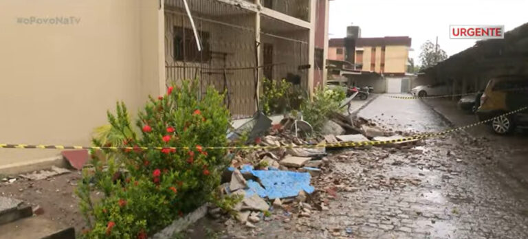 Parte de prédio residencial desaba em João Pessoa durante fortes chuvas