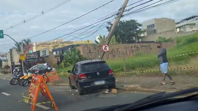 Motorista dorme no volante, perde controle e bate em poste em Indaiatuba Motorista dorme no volante, perde controle e bate em poste em Indaiatuba