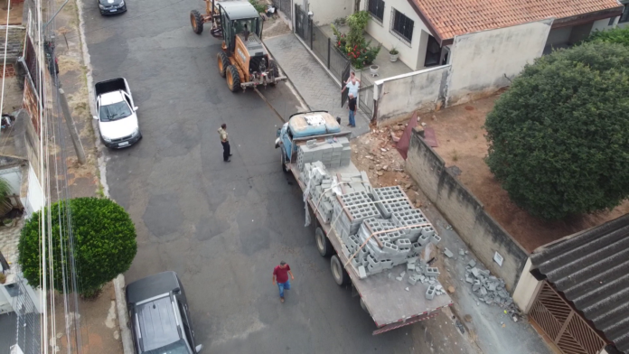 Caminhão perde freio, desce de ré e derruba parte de dois muros