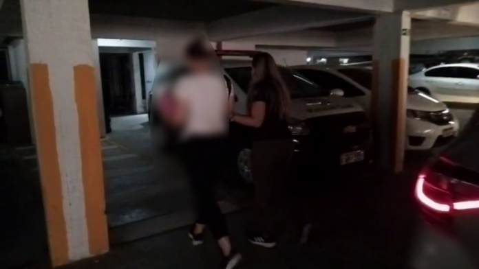 Ex-funcionária desvia R$ 90 mil de empresa e é presa ao tentar fugir de mudança