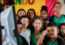 Com mais de 82,2 mil instituições de ensino básico atendidas até meados de 2025, a iniciativa federal avança para democratizar o acesso ao mundo digital e reduzir o abismo social no país.