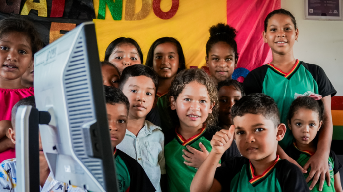 Com mais de 82,2 mil instituições de ensino básico atendidas até meados de 2025, a iniciativa federal avança para democratizar o acesso ao mundo digital e reduzir o abismo social no país.