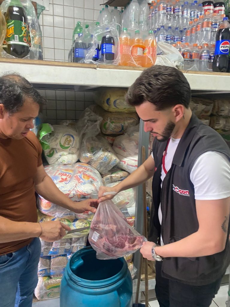 Procon-JP apreende 33 quilos de carne irregular em supermercado de João Pessoa