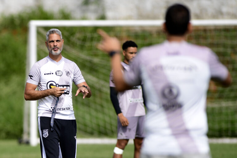 Ponte Preta oficializa a saída de Rodrigo Santana; técnico pediu demissão