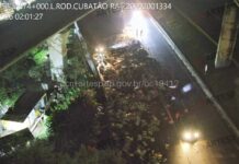 Carreta sofre problema mecânico e derruba carga na pista em rodovia de Cubatão