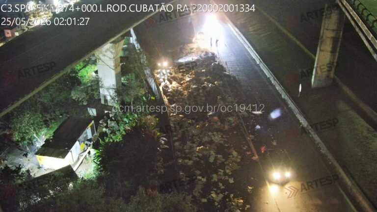 Carreta sofre problema mecânico e derruba carga na pista em rodovia de Cubatão