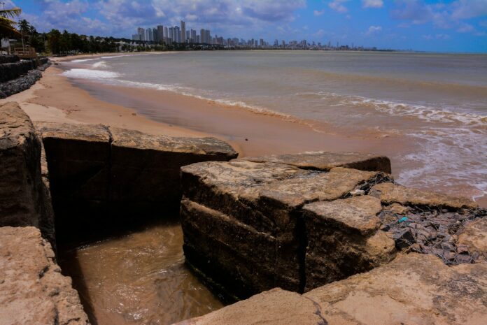AL-Praia-de-C-Branco-final-na-rotatoria-esgoto-jorra-p-praia-tornando-impropria-p-banho-ASL_8877-17