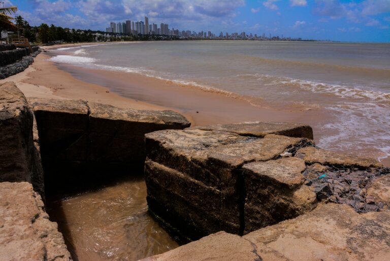 Justiça marca audiência pública para discutir esgoto nas praias de João Pessoa