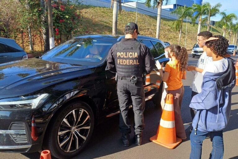 Ribeirão Preto realiza Blitz Educativa unindo Proteção à Infância e Trânsito Seguro.