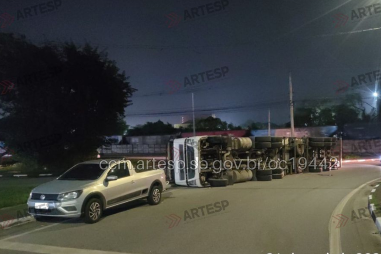 Carreta perde o controle, tomba e interdita alça total de acesso em Santos
