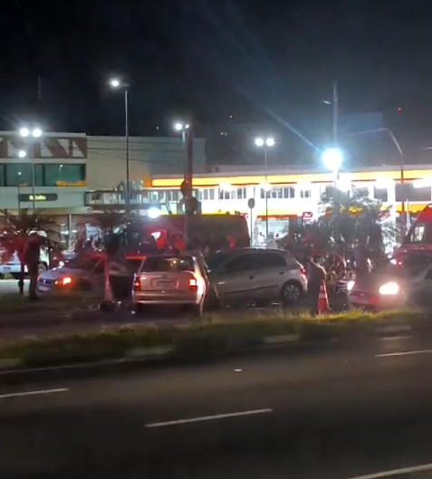 Cinco jovens ficam feridos após batida frontal na Prestes Maia