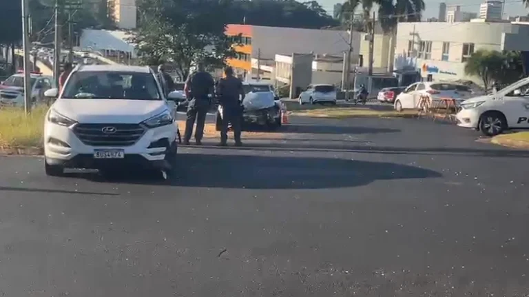 Acidente em cruzamento da Av. Nove de Julho resulta em óleo na pista e trecho interditado