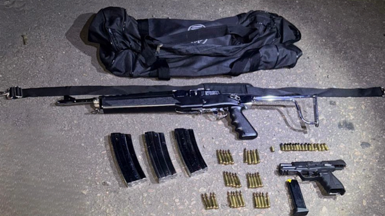Homem armado com fuzil e pistola morre em troca de tiros com a polícia