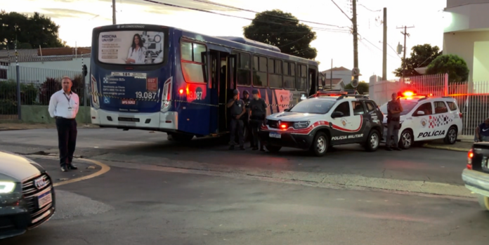 Menina de 11 anos morre atropelada por ônibus; ela estava na garupa da moto do pai