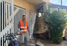 Ônibus estacionado perde freio, desce rua e invade casa