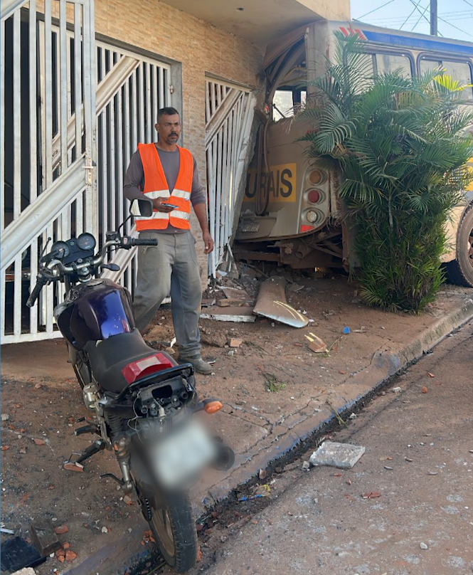 Ônibus estacionado perde freio, desce rua e invade casa