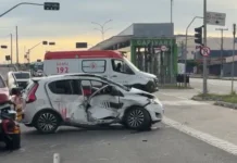 Carro faz conversão proibida e é atingido por viatura do corpo de bombeiros