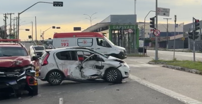 Carro faz conversão proibida e é atingido por viatura do corpo de bombeiros Carro faz conversão proibida e é atingido por viatura do corpo de bombeiros