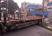 Caminhão enrosca na fiação e deixa poste pendurado em Campinas