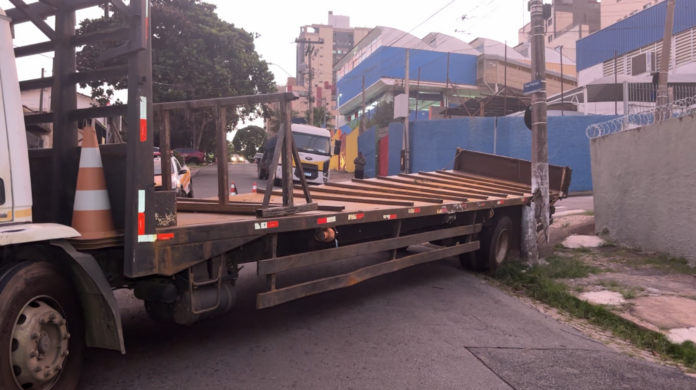 Caminhão enrosca na fiação e deixa poste pendurado em Campinas