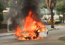 Veículo pega fogo na praça do Aquarius, em São José dos Campos