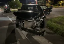 Acidente entre dois carros derruba semáforo no cruzamento da Avenida Paula Souza