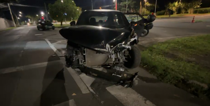 Acidente entre dois carros derruba semáforo no cruzamento da Avenida Paula Souza