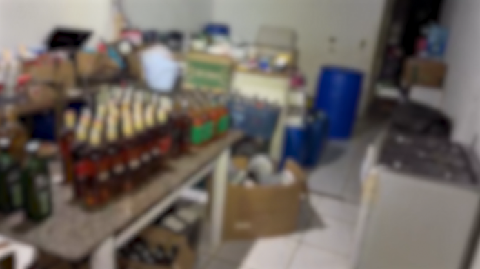 Procurada pela Justiça é presa por falsificação de bebidas e injúria racial Procurada pela Justiça é presa por falsificação de bebidas e injúria racial