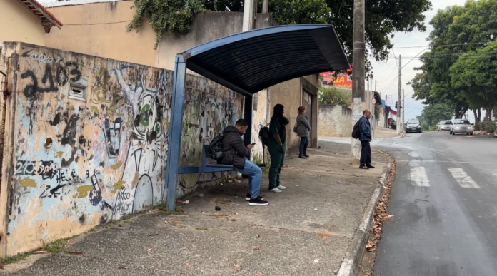 Homem é assaltado em ponto de ônibus a caminho do trabalho em Campinas Homem é assaltado em ponto de ônibus a caminho do trabalho em Campinas