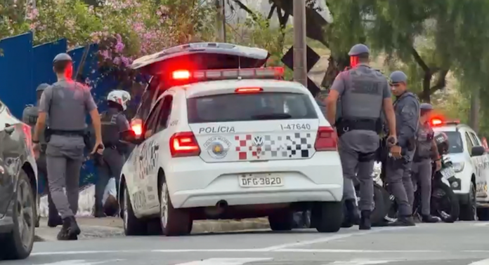 Motoqueiro foge da polícia e é detido após perseguição em frente a creche