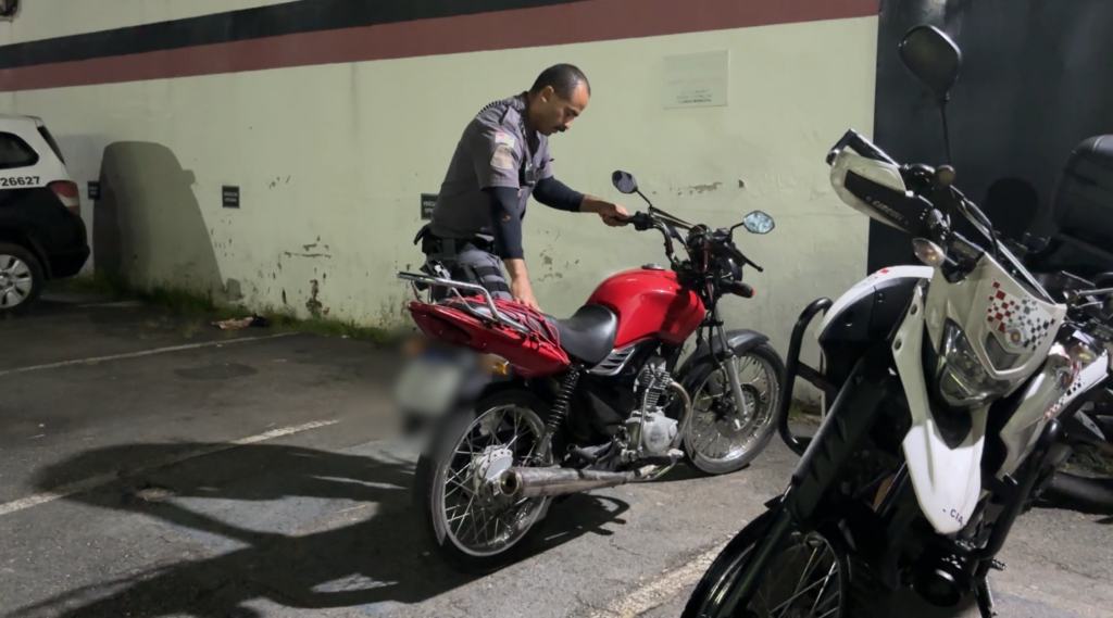 Motoqueiro foge da polícia e é detido após perseguição em frente a creche