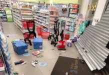 Criminosos usam carro para invadir farmácia em Campinas