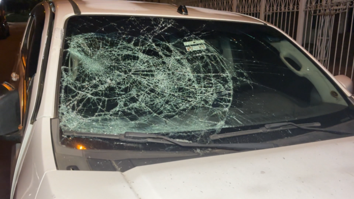 Homem invade casa da ex com carro após não aceitar separação