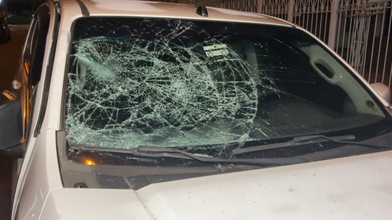 Homem invade casa da ex com carro após não aceitar separação
