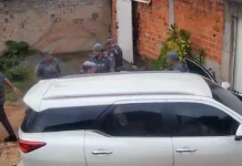 Suspeito bate carro de luxo contra casa após perseguição