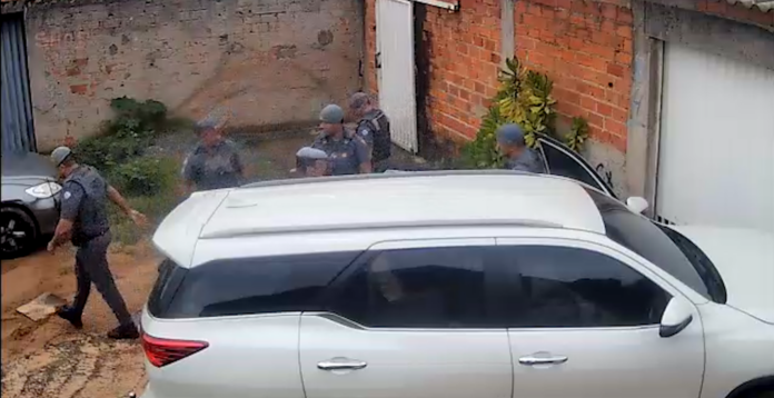 Suspeito bate carro de luxo contra casa após perseguição